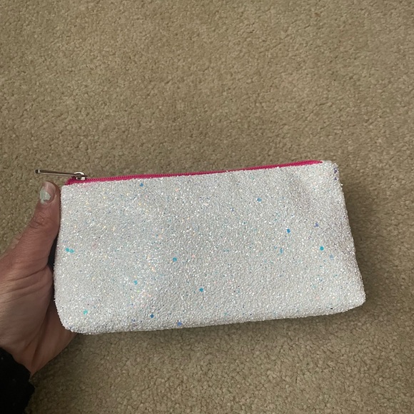 6 Clinique items in an elegant bag - Picture 3 of 6